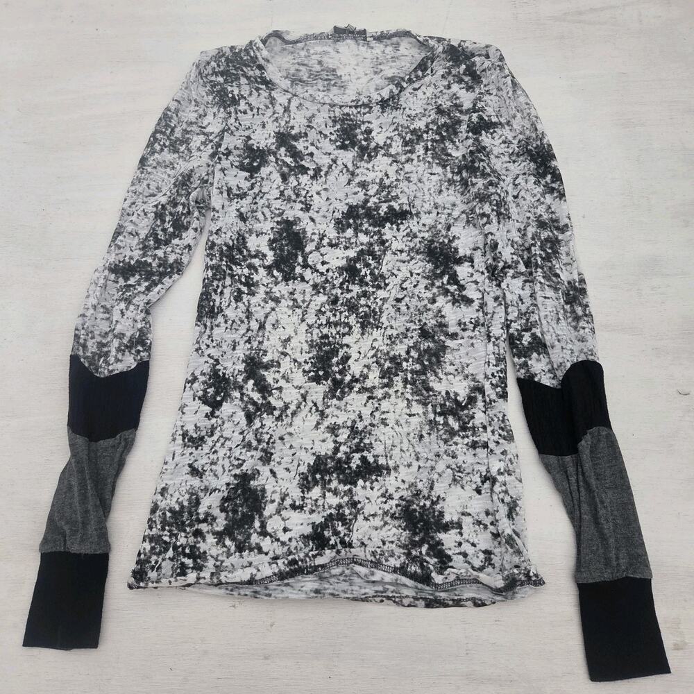 BKE Shirt Womens Small Gray White Long Sleeve Round Neck Lightweight Stretch